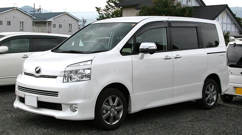 2nd_generation_Toyota_Voxy